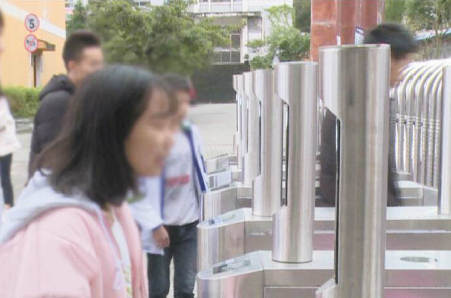 刷脸测温，智能人脸识别测温仪用处大！企业复工、公交车运营、学?？П乇干衿?