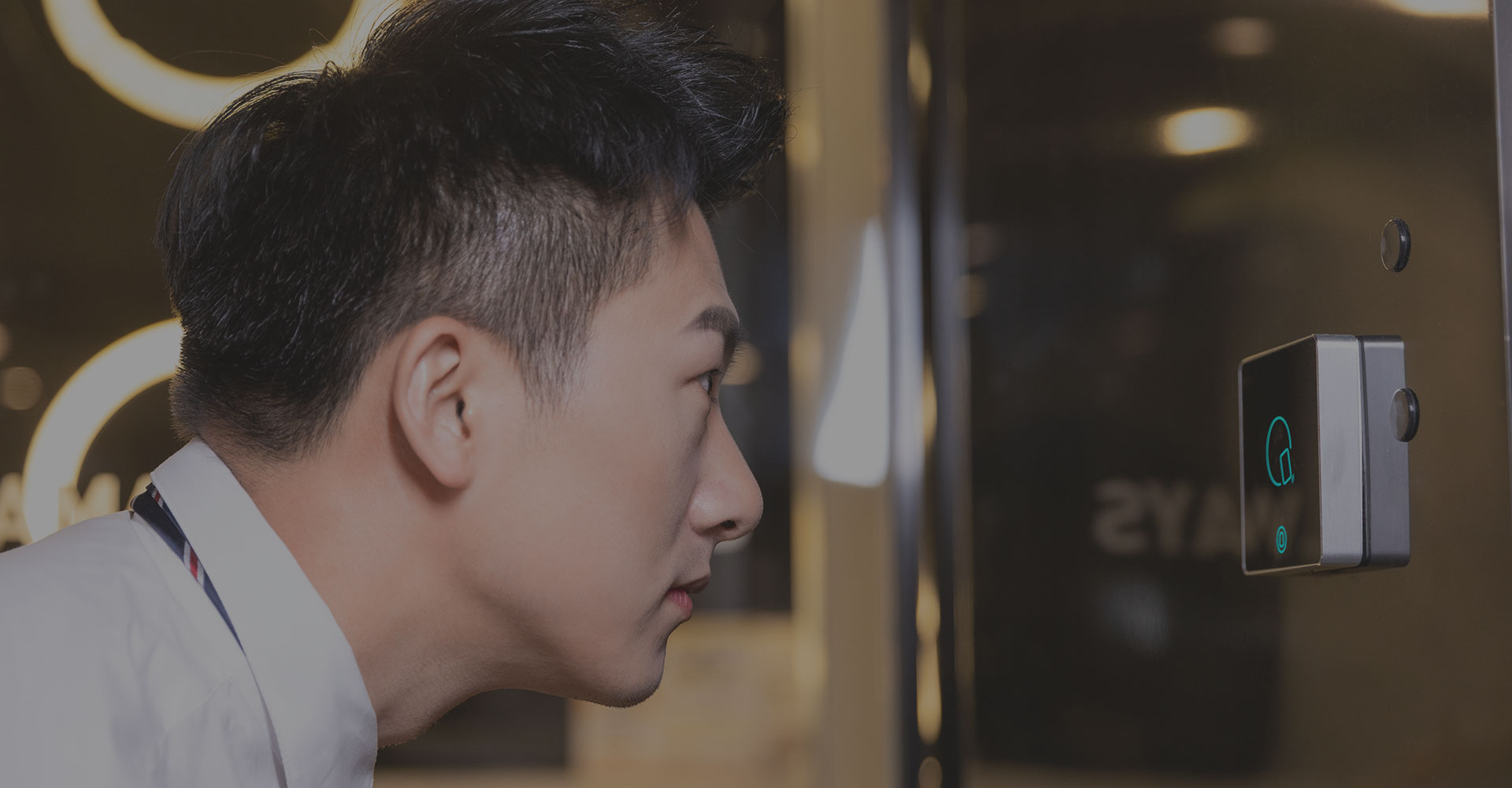 捷易科技无感人脸考勤门禁系统采用AI人脸识别技术，对内部人员和访客进行管理，提升办公场所的安全性和便捷性。无感AI识别考勤门禁系统可进行门禁、考勤、访客等多方面的协同管理，增强办公空间的智能化管理水平。