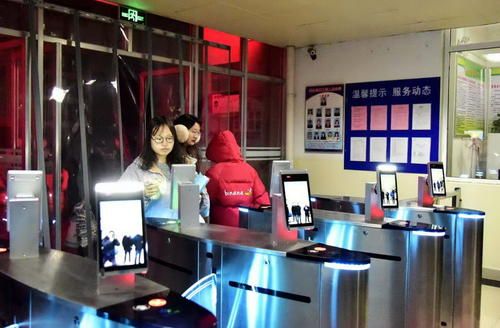 这款人脸识别测温门禁一体机系统应用小区、企业、大厦、进出入口人员防控管理真是上好的选择！