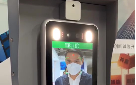 人脸识别门禁考勤机哪家好，知名品牌深圳捷易科技实力强！高新企业实力有保障！