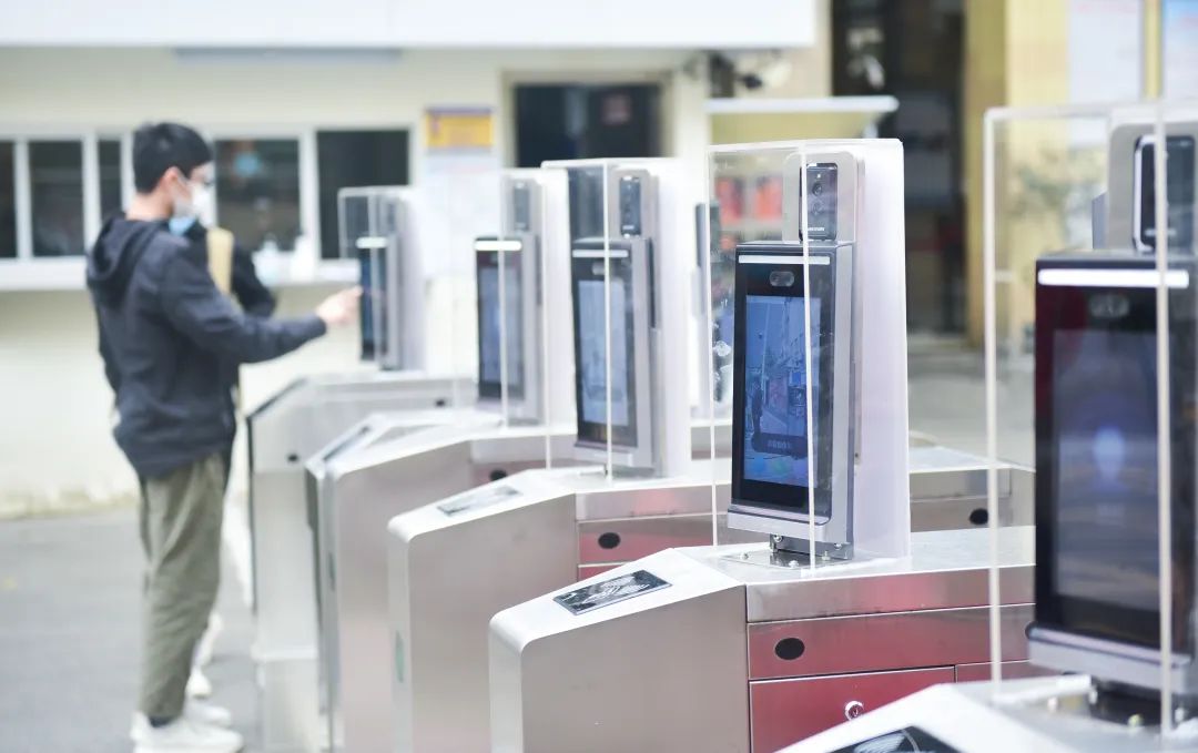 番禺仲元中学返校师生已完成核酸检测，校门装有人脸识别装置和红外线测温仪