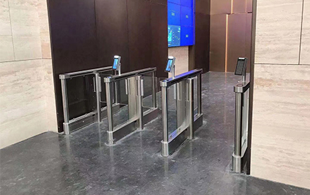 关注点赞这个公司的智能化人脸识别测温门禁一体机，助推智慧战疫。深圳捷易科技