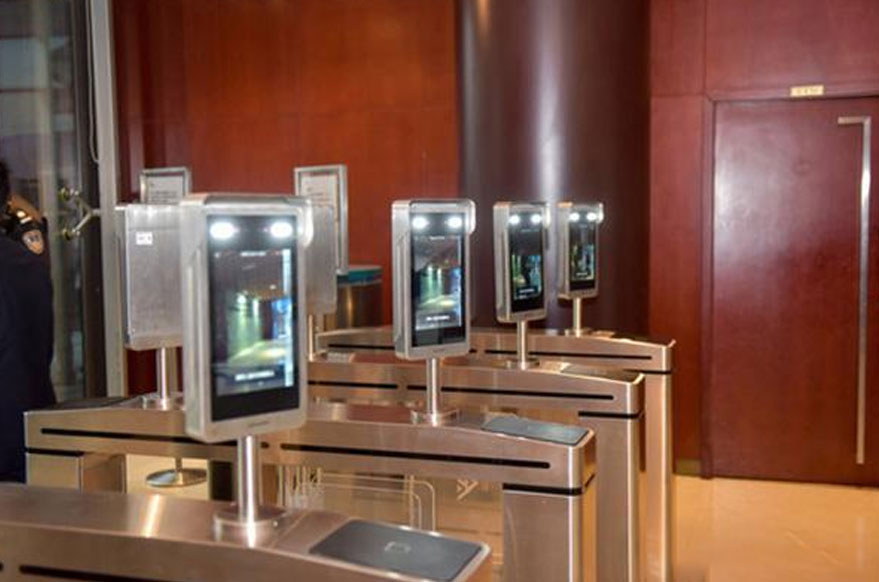 开学季，这所高校在教室里安装了人脸识别系统！网友吵翻…