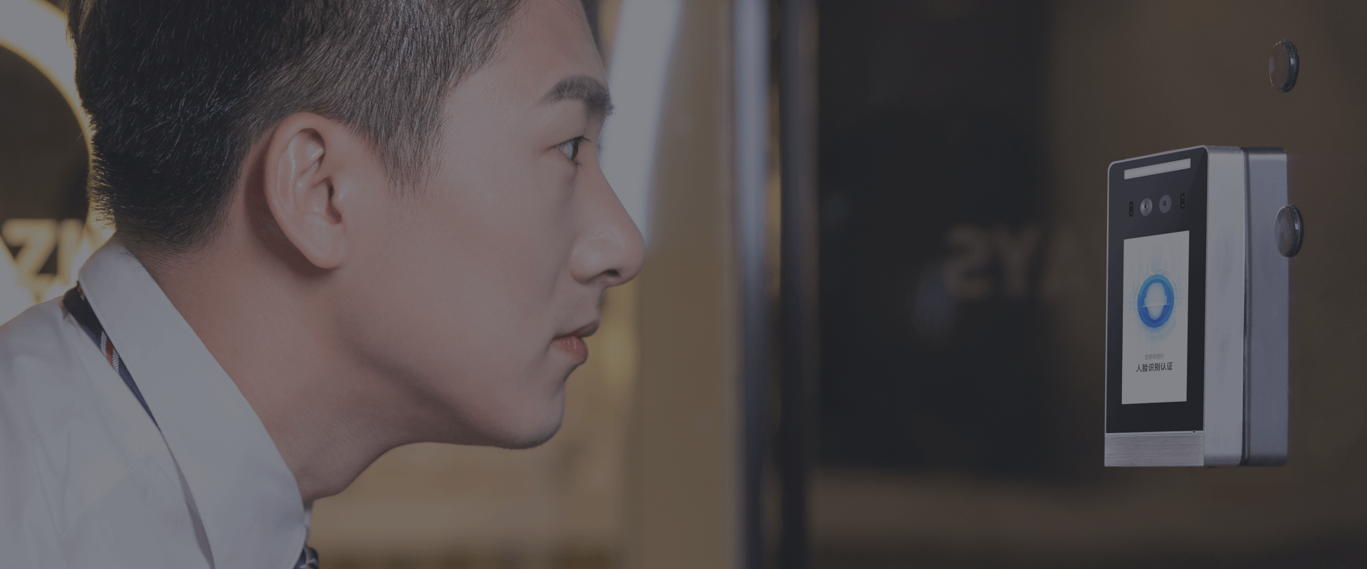 捷易科技写字楼人脸门禁考勤系统采用AI人脸识别技术，对内部人员和访客进行通行管理，搭建考勤系统，提升考勤效率，提高办公场所的安全性和便捷性。