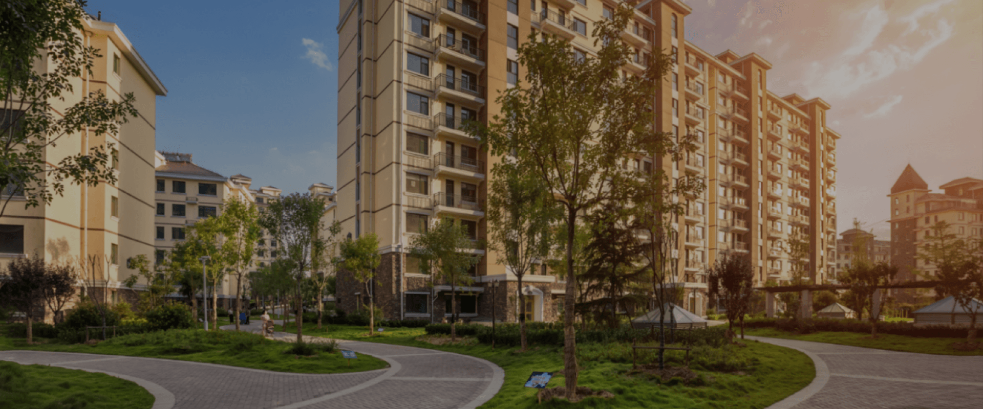 采用捷易科技人脸识别门禁系统方案、视频监控等技术，打造智慧小区,住户刷脸出入,方便物业人员出入管理,访客登记,防止外来人员进出小区,营造安全舒适小区环境