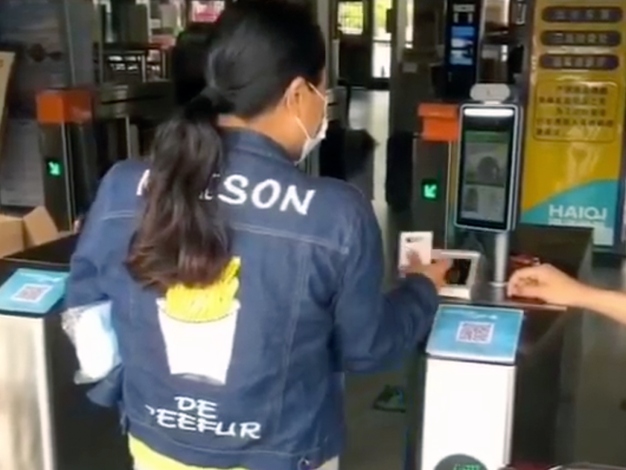 湖南长沙候车大厅健康码闸机