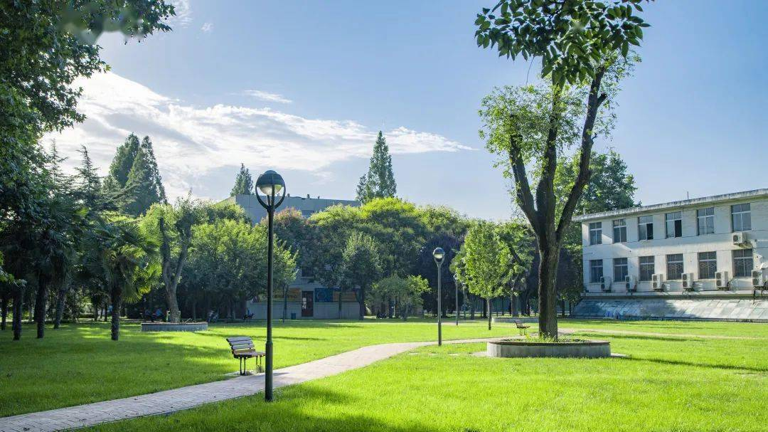 基于智慧校园视觉方案的无感考勤系统：设计、实现和应用探索