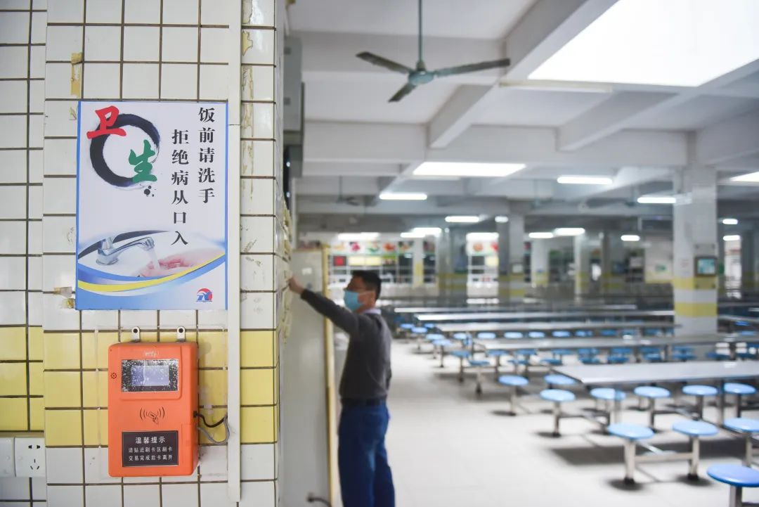 学校饭堂设有隔板，减少用餐时交叉感染风险