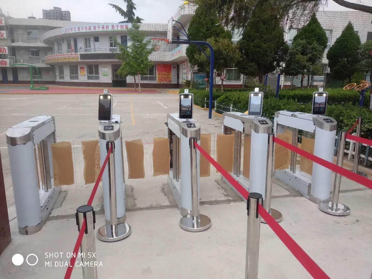 人脸识别自动测体温，人脸识别体温检测仪_捷易科技