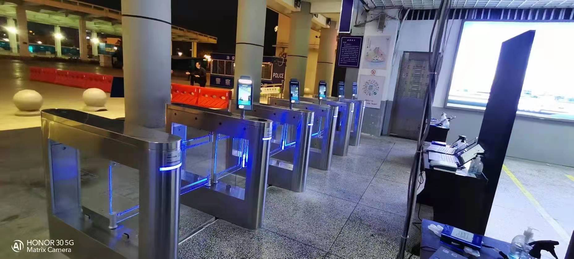 汕头火车站设置刷身份证自助核验健康码通道情系老人，温暖人心